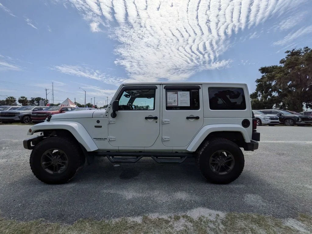 Used 2017 White Jeep Unlimited Sahara image 6