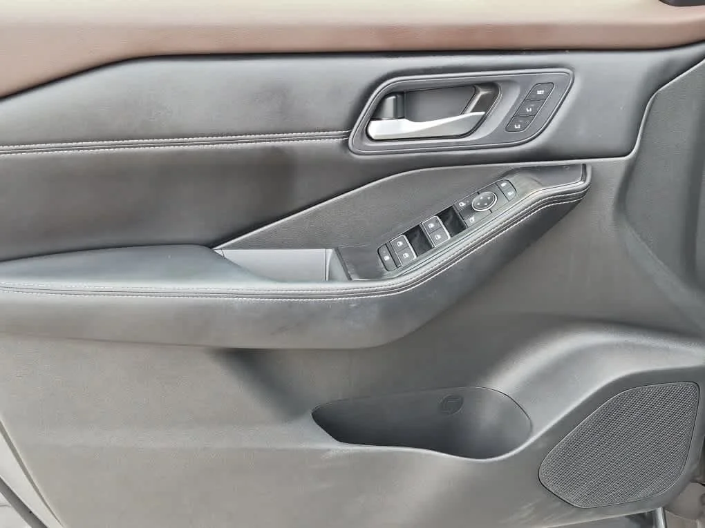 Used 2023 Gun Metallic Nissan SL image 9