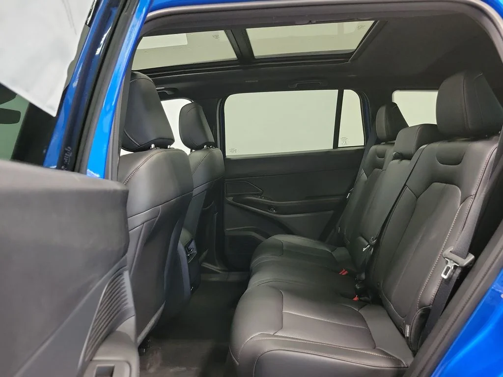 New 2026 Hydro Blue Pearl-Coat Exterior Paint Jeep Limited image 9