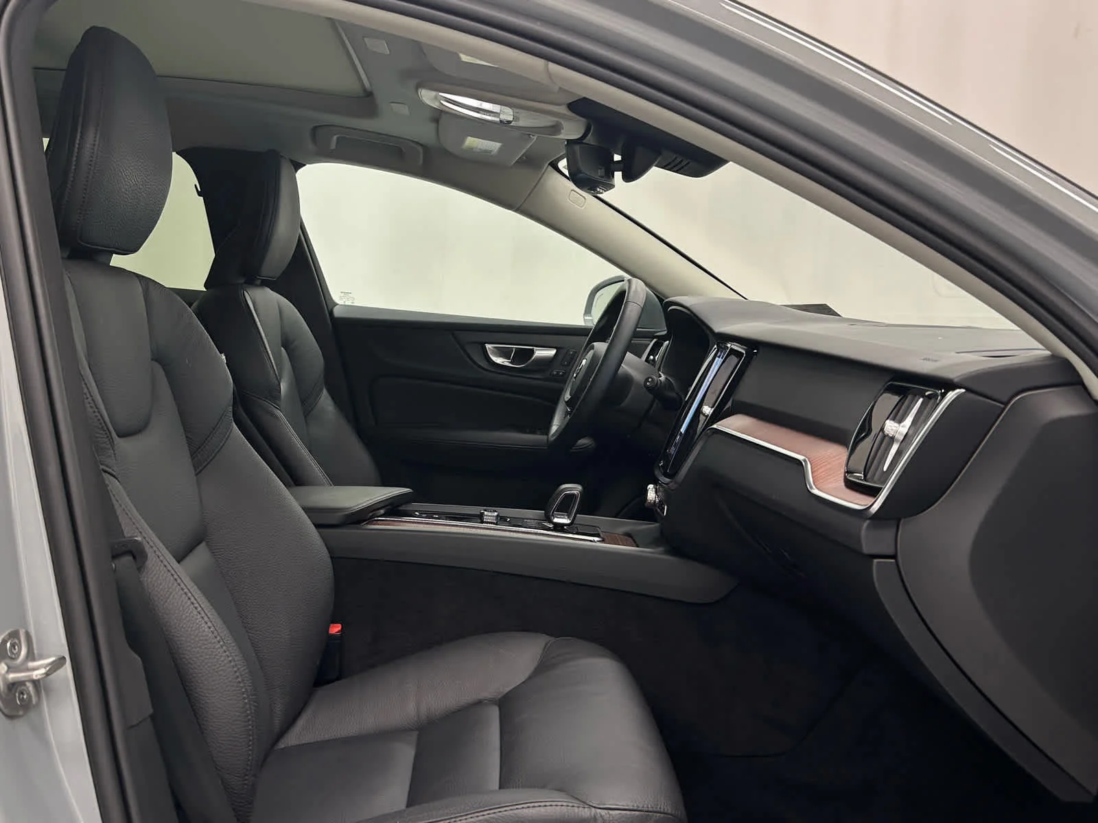 Used 2024 Vapour Grey Metallic Volvo Plus image 18