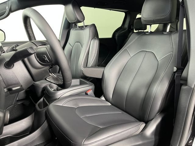 New 2026 Bright White Clear-Coat Exterior Paint Chrysler Select image 6
