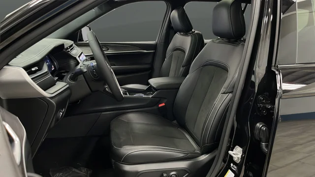 New 2026 Diamond Black Crystal Pearl-Coat Exterior Paint Jeep Laredo image 9