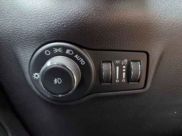 New 2026 Diamond Black Crystal Pearl-Coat Exterior Paint Jeep Latitude image 20