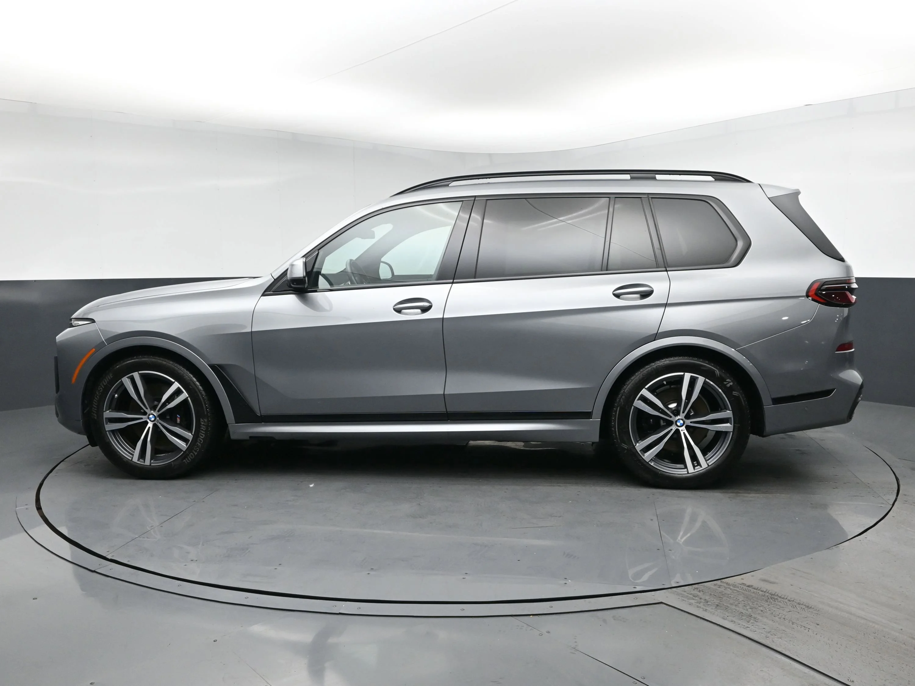 Used 2024 Skyscraper Grey Metallic BMW xDrive40i image 4