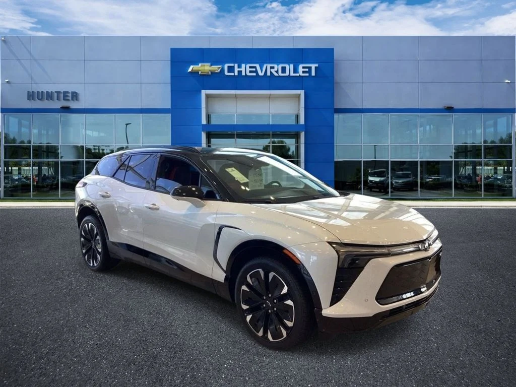 New 2026 Polar White Tricoat Chevrolet RS image 4