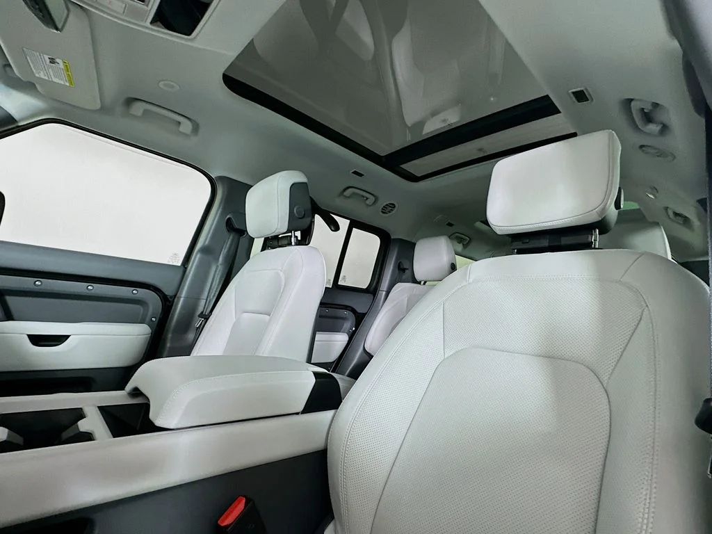 New 2026 Santorini Black Land Rover X-Dynamic SE image 16
