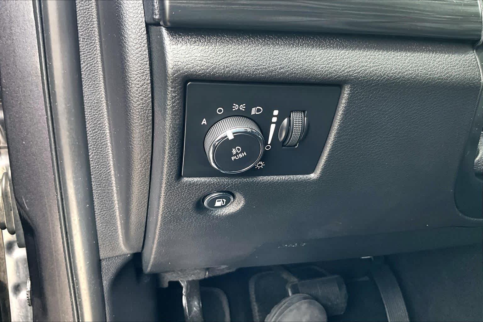 Used 2019 Granite Crystal Metallic Clearcoat Jeep Altitude image 36