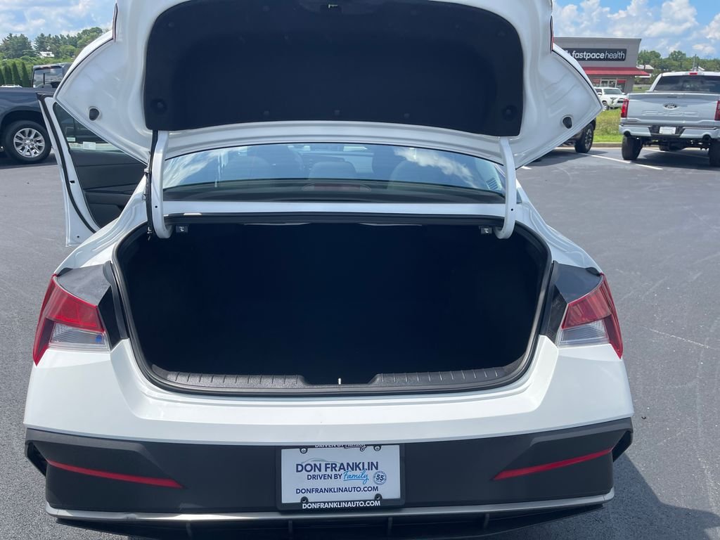 Used 2025 White Hyundai SE image 9
