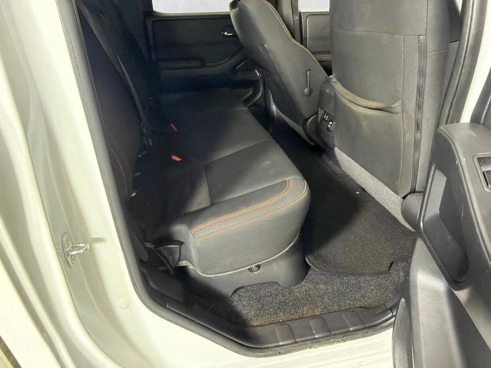 Used 2022 Whtie Nissan PRO-4X image 15