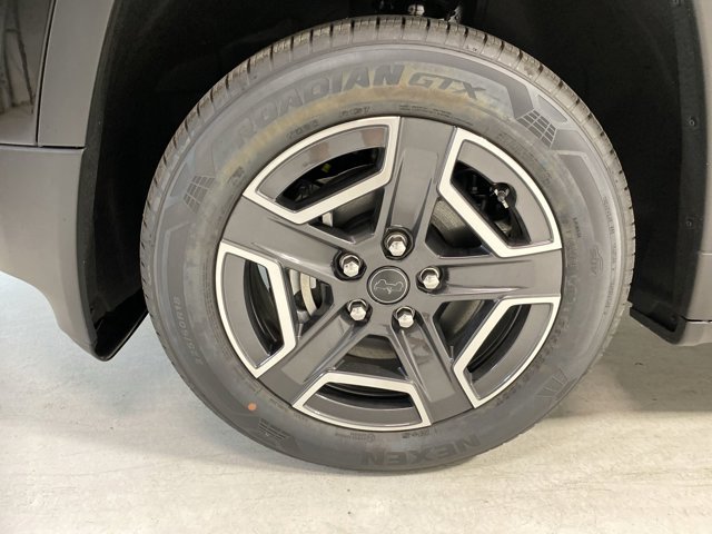 New 2026 Diamond Black Crystal Pearl-Coat Exterior Paint Jeep Laredo image 31