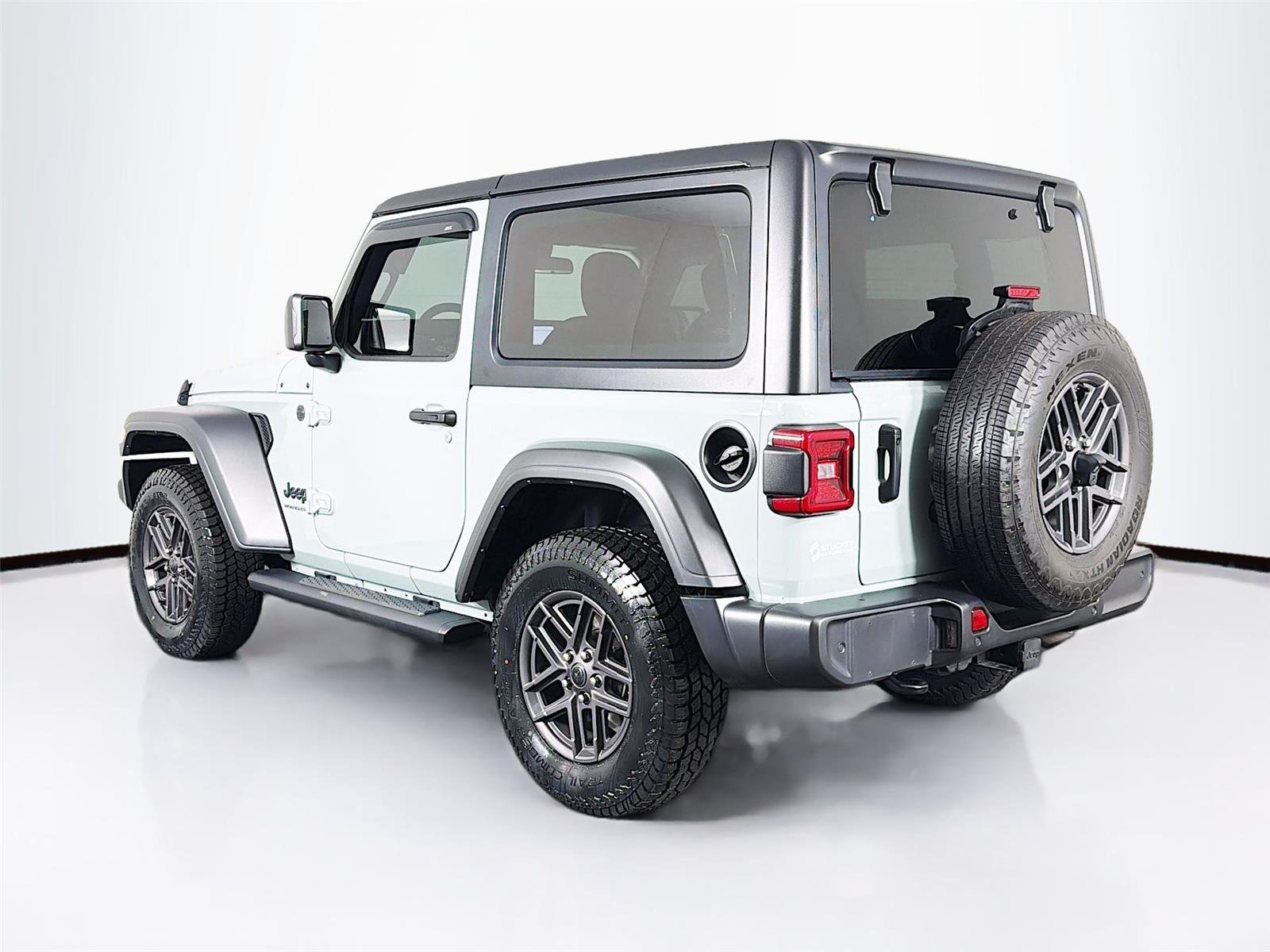 Used 2024 Earl Clearcoat Jeep Sport S image 5