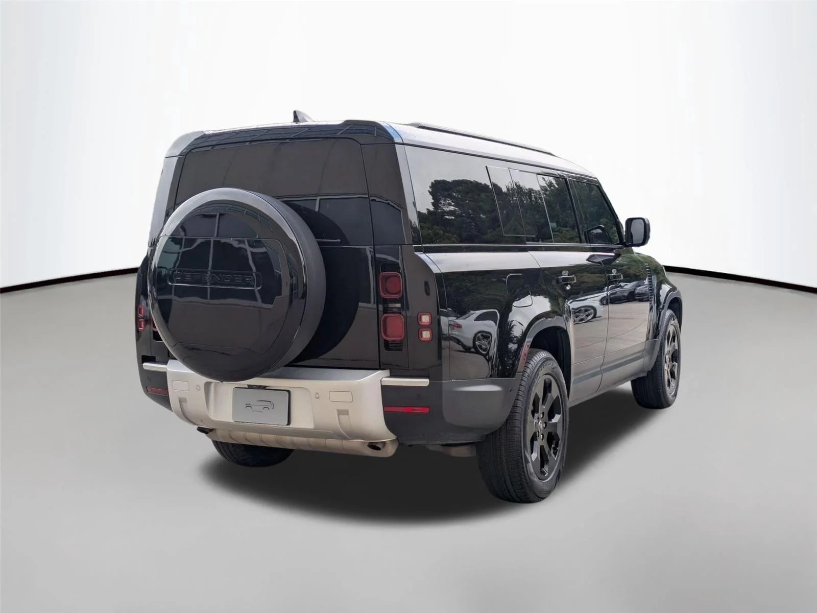 Used 2025 Santorini Black Metallic Land Rover S image 5
