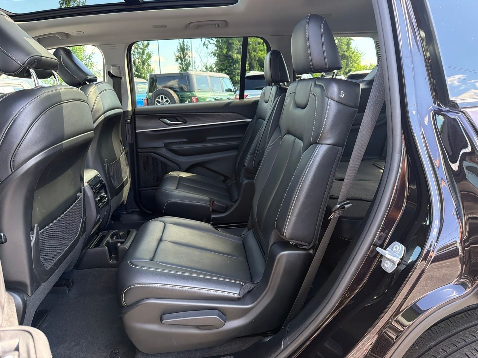 Used 2023  Jeep Limited image 7