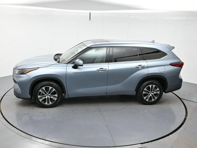 Used 2022 Moon Dust Toyota XLE image 37