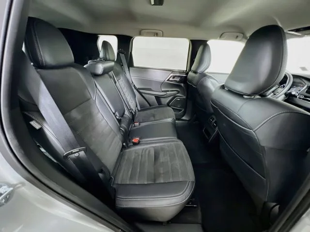 Used 2025 Silver Mitsubishi SE image 41