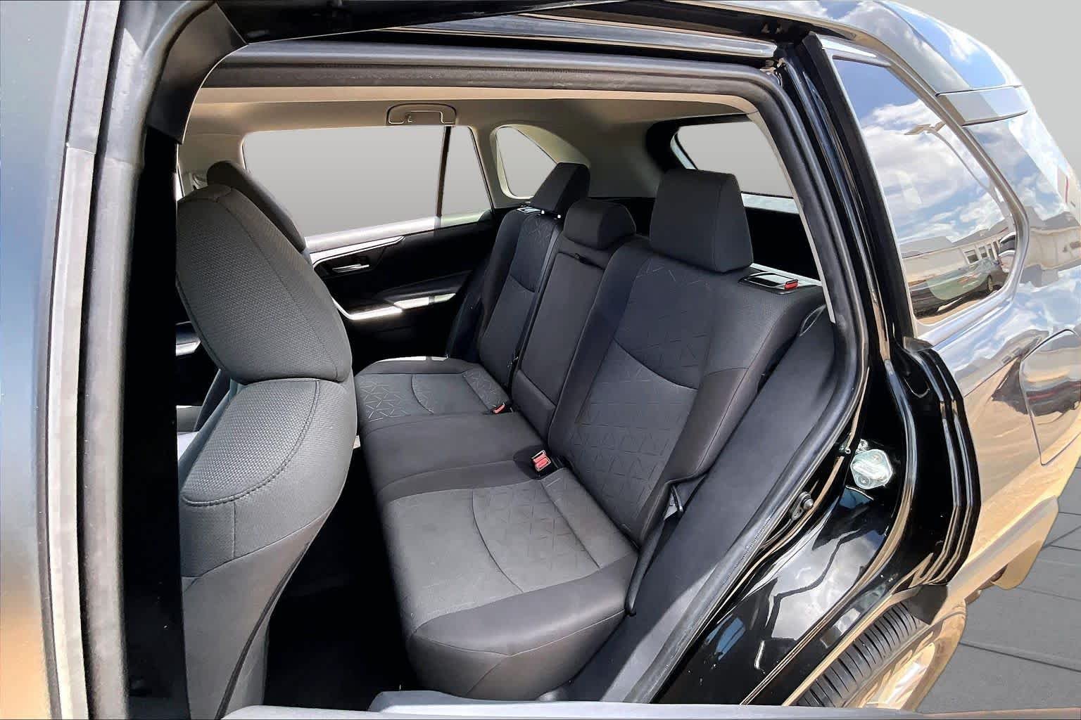 2023 Toyota RAV4 XLE - Photo 19