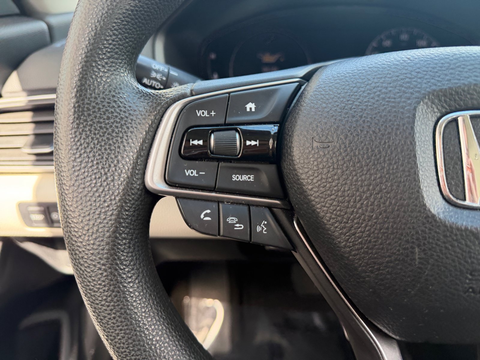 2018 Honda Accord LX - Photo 11