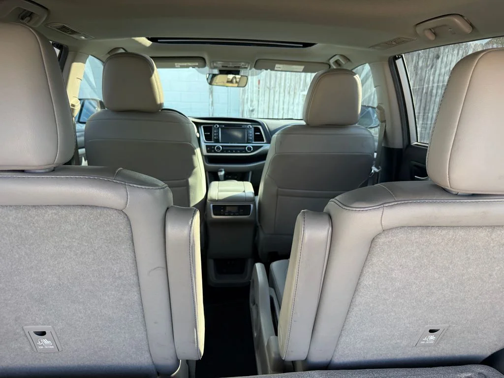 Used 2019 Silver Toyota XLE image 18