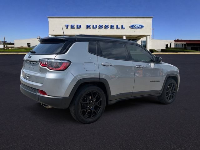 Certified Used 2022 Billet Silver Metallic Jeep Latitude image 5