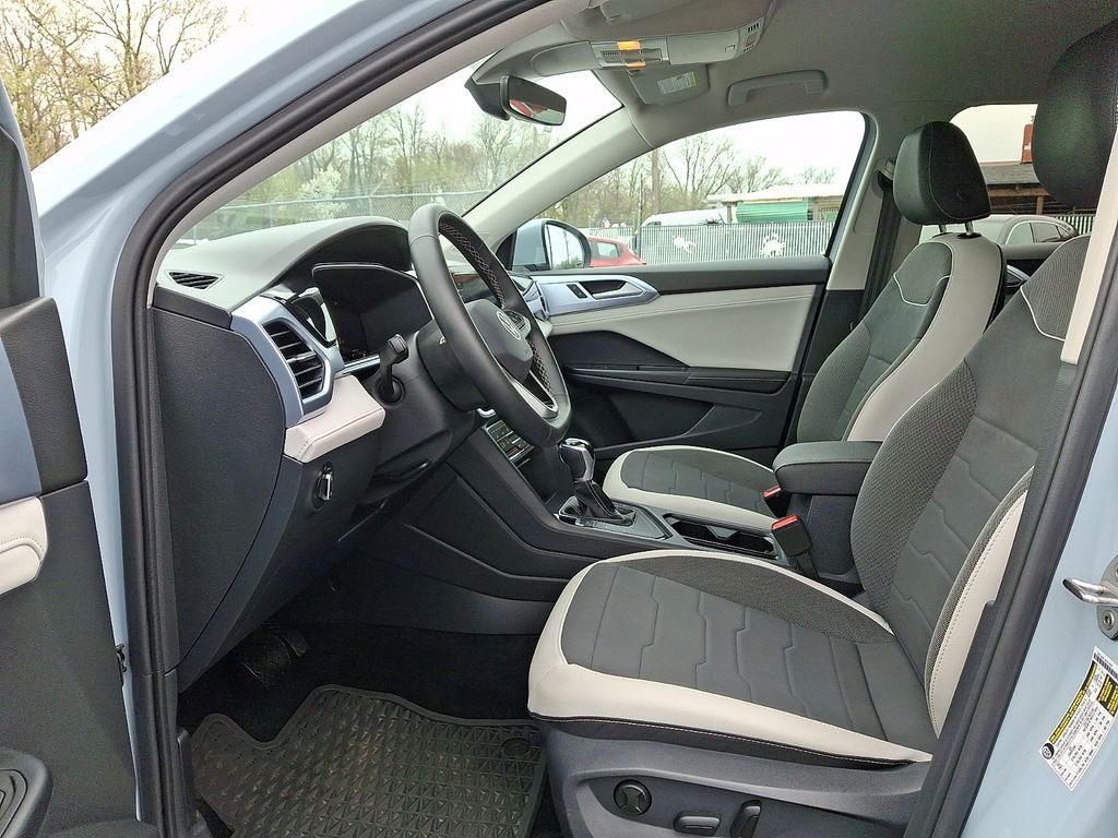 Used 2025 Gray Volkswagen 1.5T SE image 13