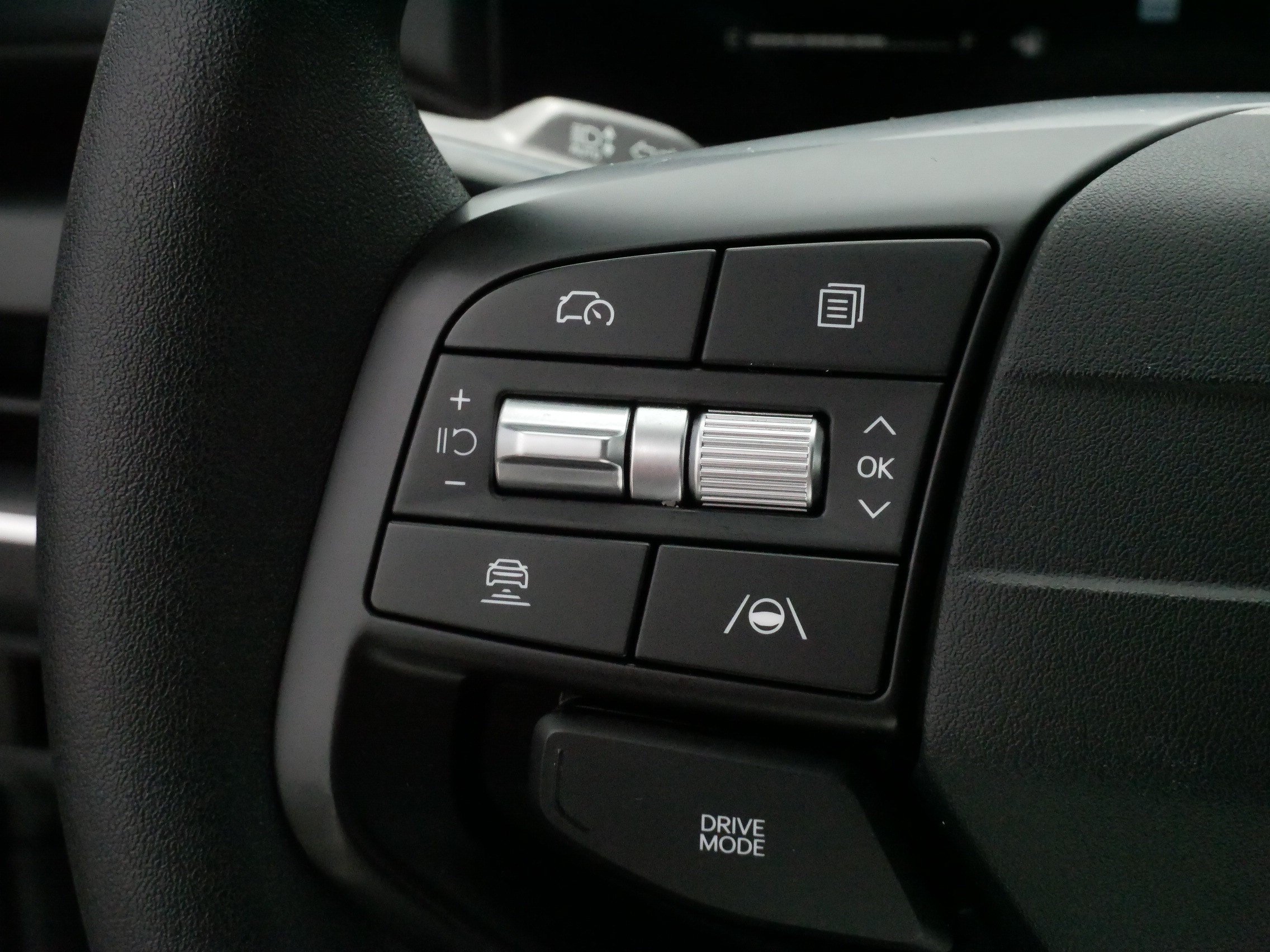 Used 2025 Snow White Pearl Kia LXS image 26