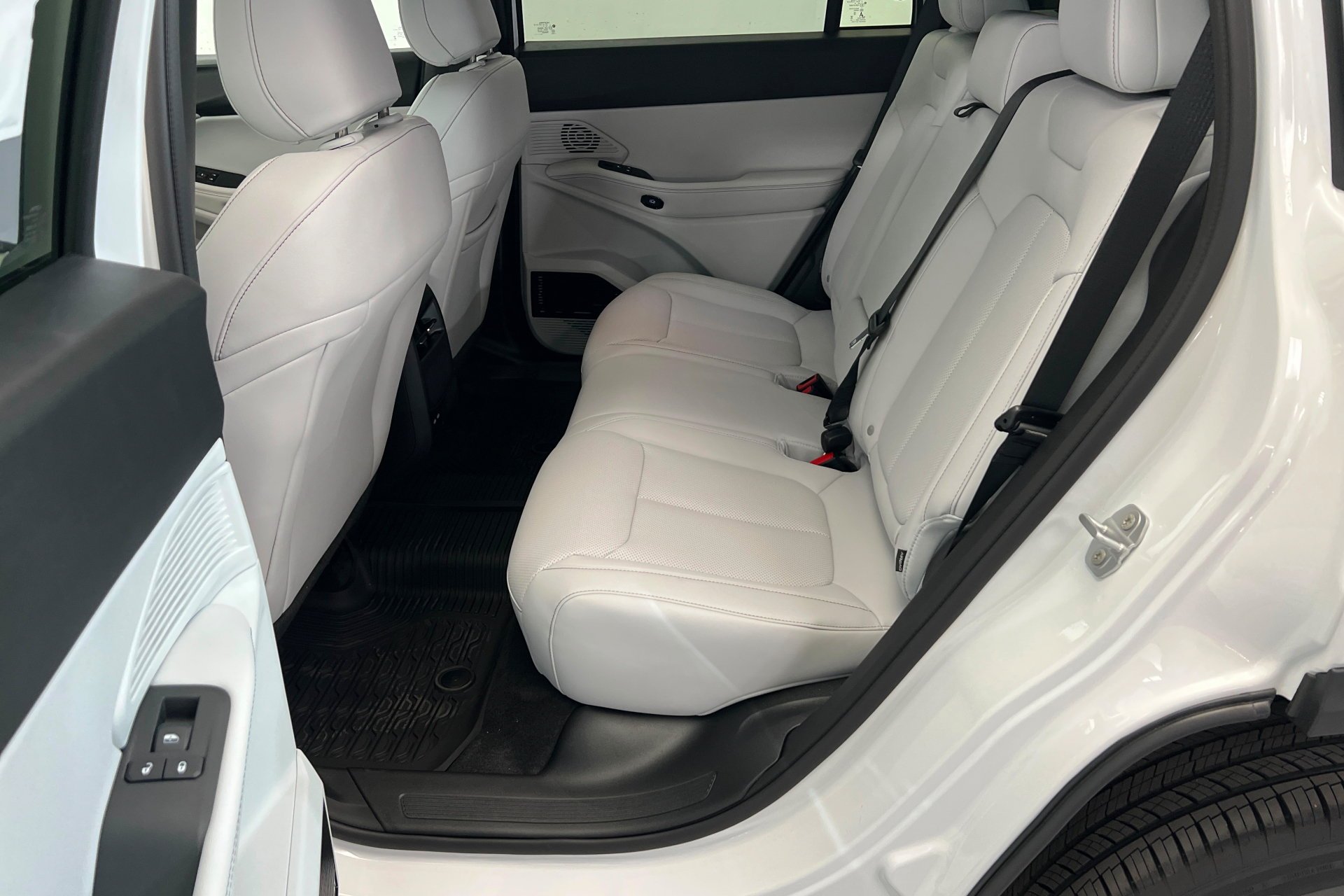 New 2026 Bright White Clear-Coat Exterior Paint Jeep Limited image 22