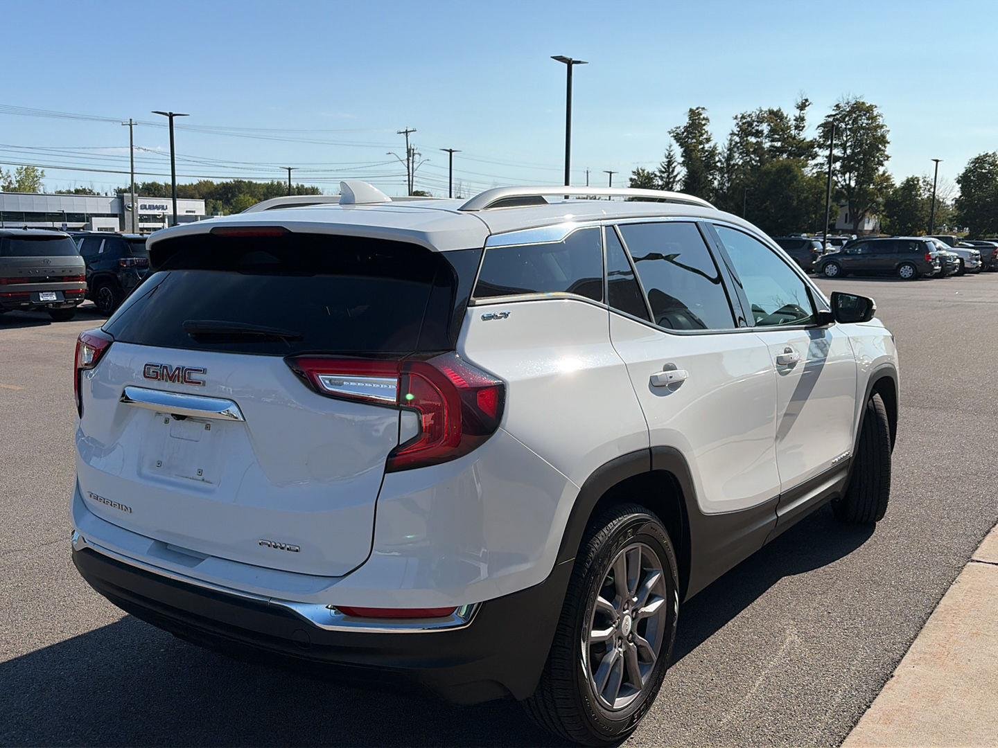 Used 2023  Gmc  image 2
