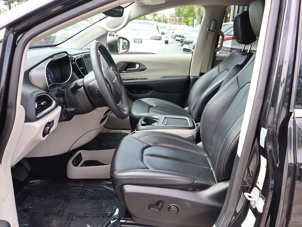 Used 2023 Black Chrysler Touring L image 25