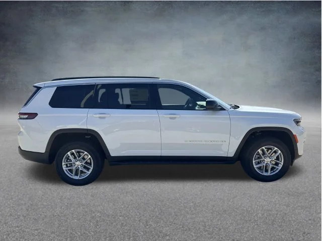 New 2026 Bright White Clear-Coat Exterior Paint Jeep Laredo X image 9