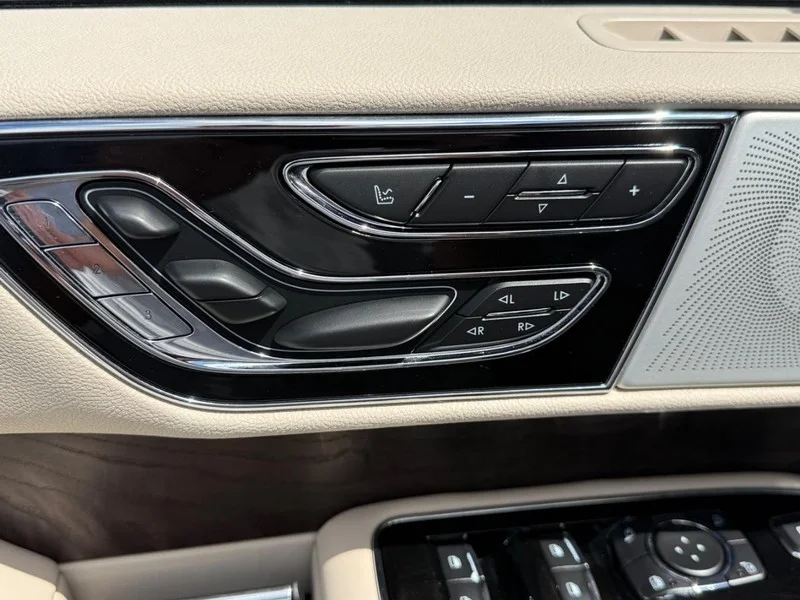 Used 2021 Pristine White Lincoln Reserve image 18