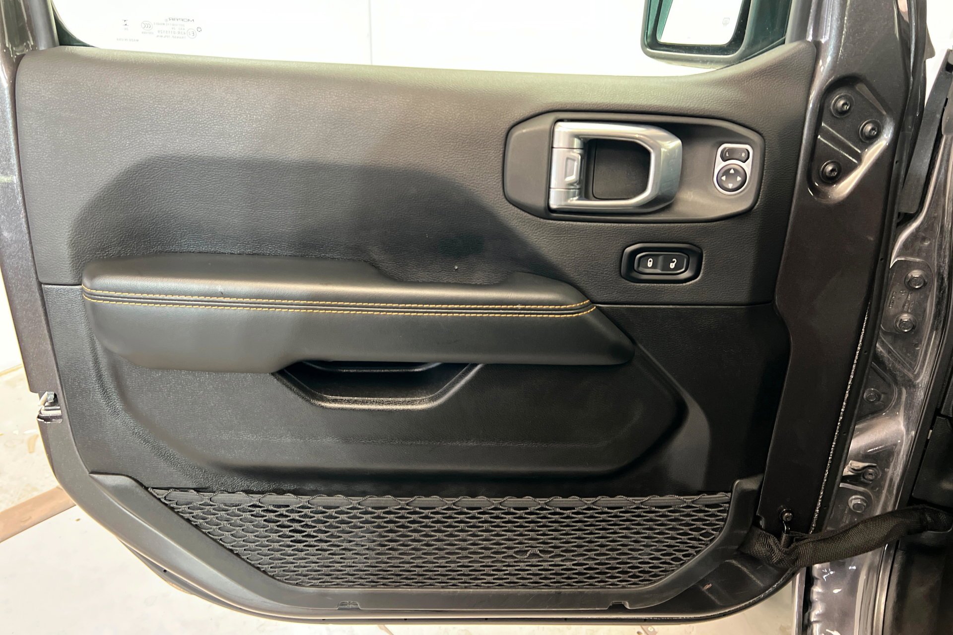 Used 2025 Granite Crystal Metallic Clearcoat Jeep Sahara image 15