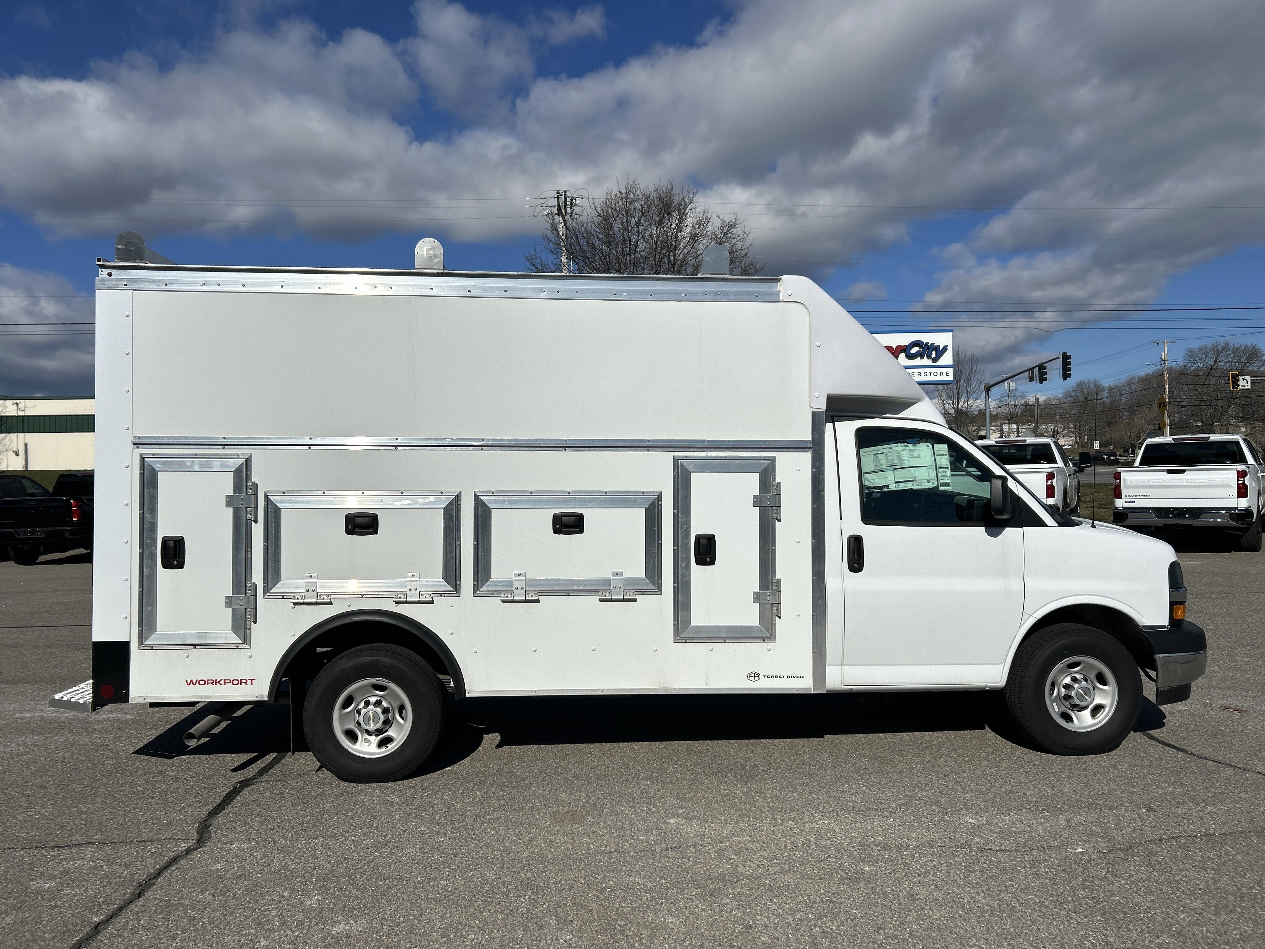 New 2026 Summit White Chevrolet 1WT image 7