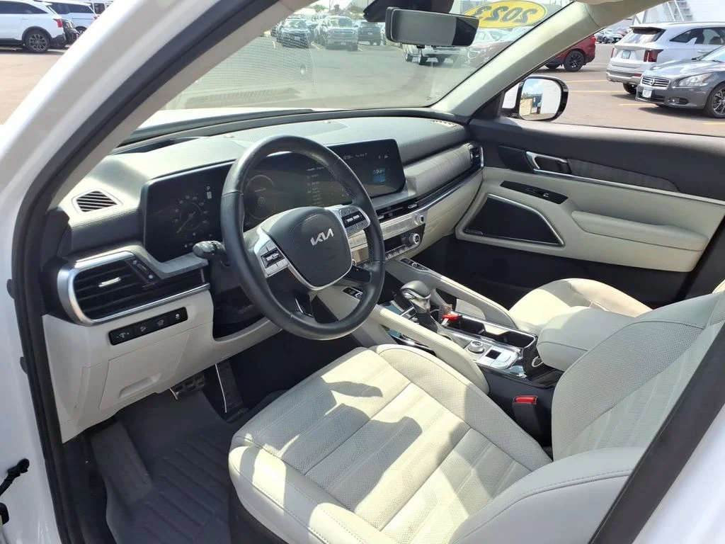 Used 2023 White Kia SX-Prestige image 18