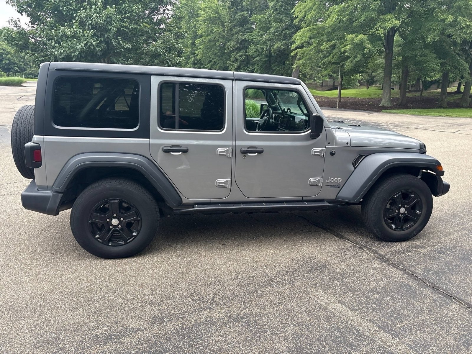 Used 2018 Billet Silver Metallic Clearcoat Jeep Sport S image 22