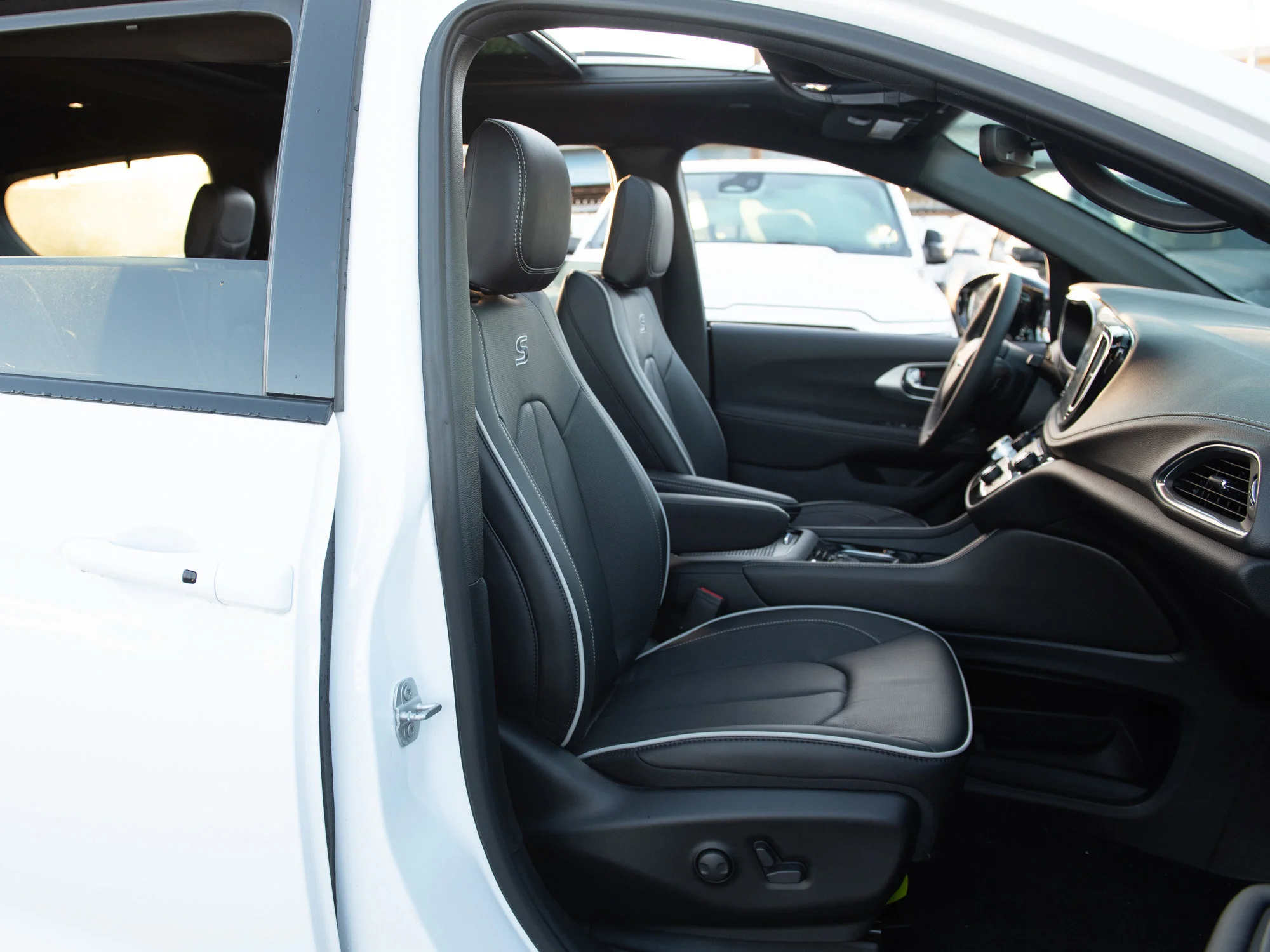 Used 2025 White Chrysler Limited* AWD, Safety Sphere, Panoramic Sunroof, Cooled/Heated Leather image 26