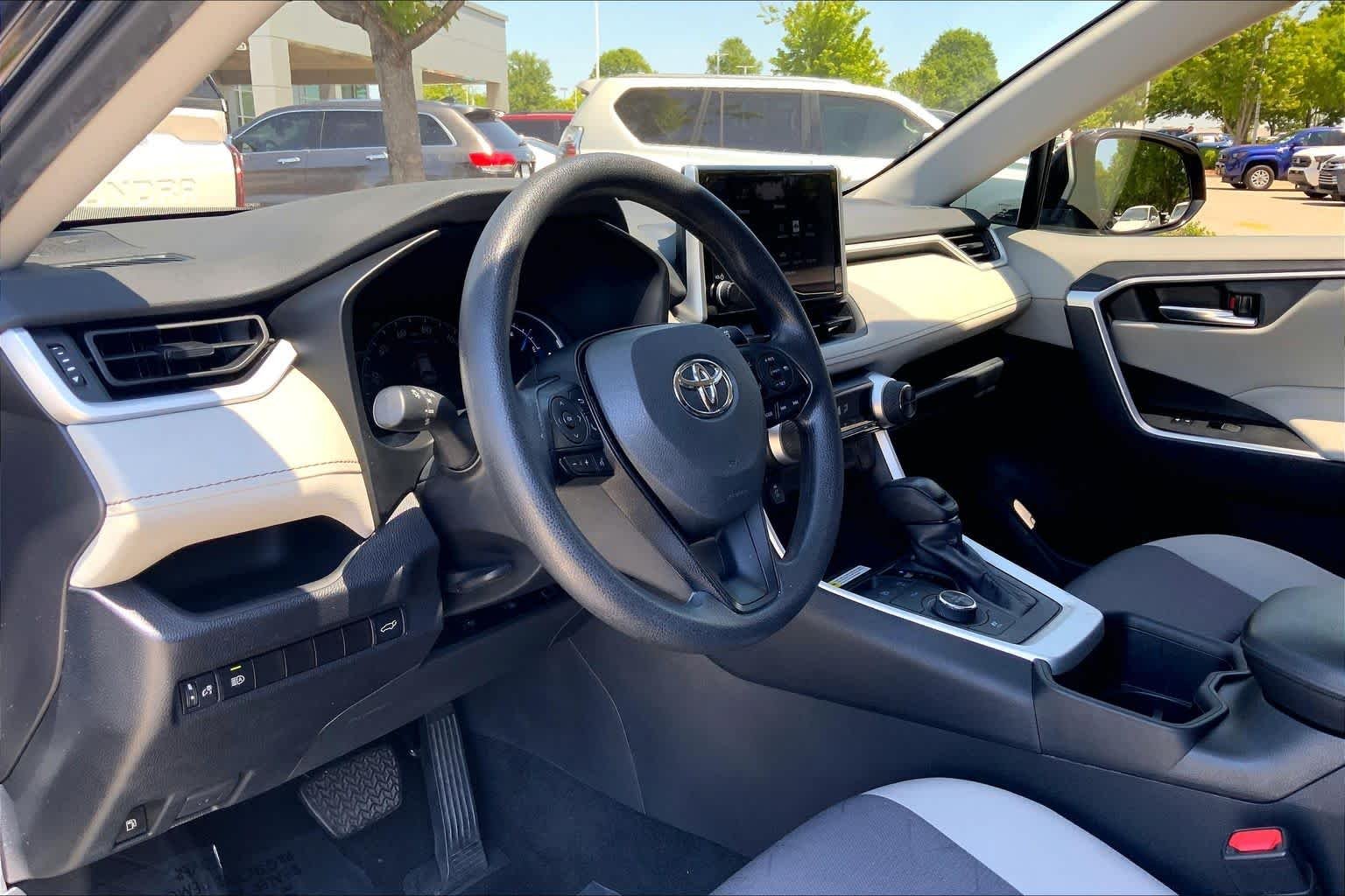 2024 Toyota RAV4 XLE - Photo 18