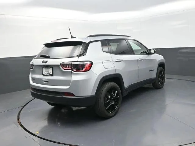 New 2026 Silver Zynith Metallic Clear-Coat Exterior Paint Jeep Latitude image 10