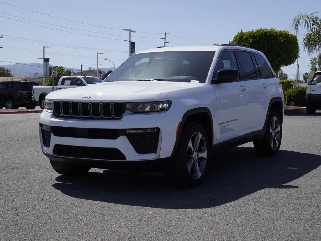 New 2026 Bright White Clear-Coat Exterior Paint Jeep Limited image 7