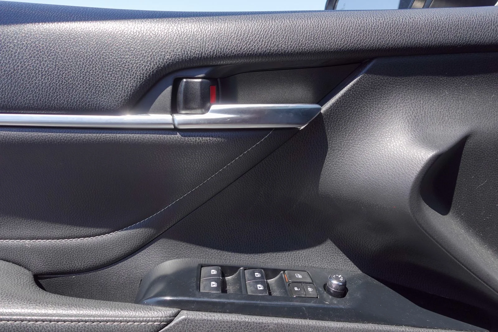 Used 2018 Wind Chill Pearl Toyota XSE image 15