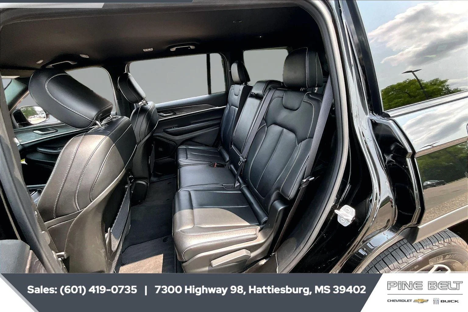Used 2025 Diamond Black Crystal Pearlcoat Jeep Limited image 19