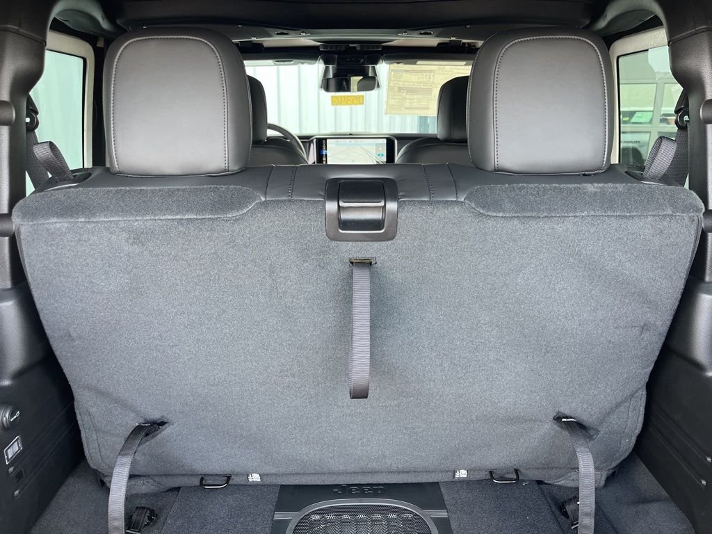 New 2026 Bright White Clear-Coat Exterior Paint Jeep Rubicon X image 41