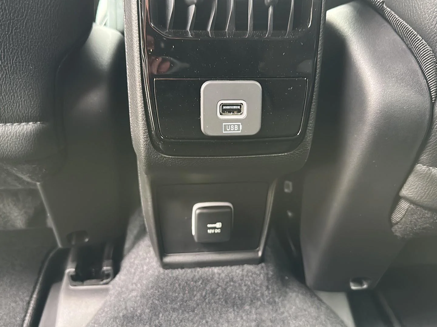 New 2026 Hydro Blue Pearlcoat Jeep Latitude Altitude image 25