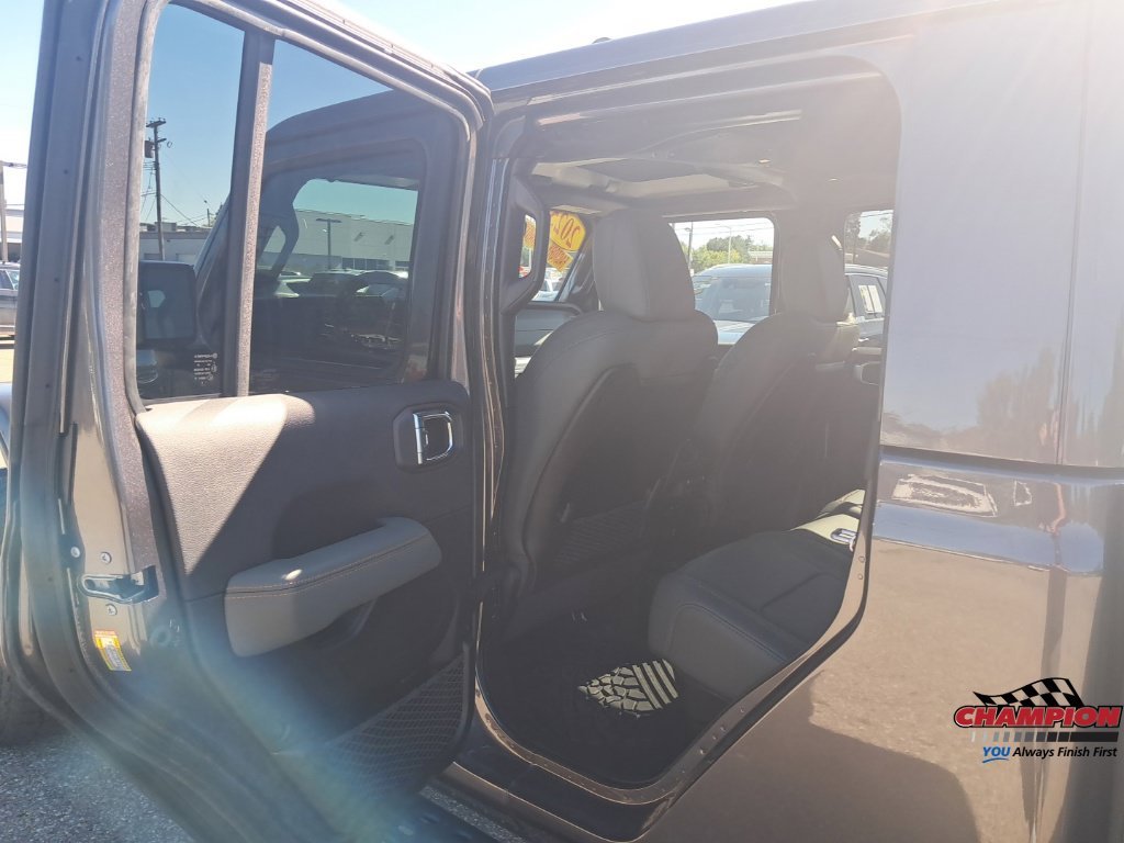 Used 2025 Gray Jeep Mojave image 13