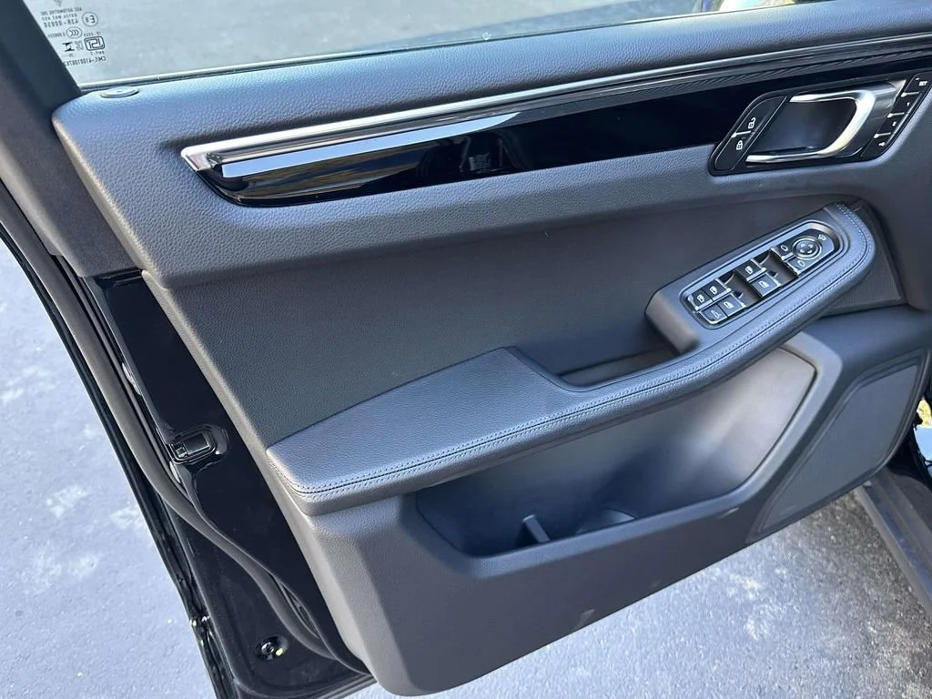 2026 Porsche Macan - Photo 16