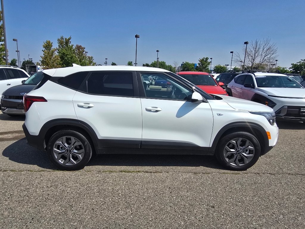 Used 2026 Snow White Pearl Kia LX image 6