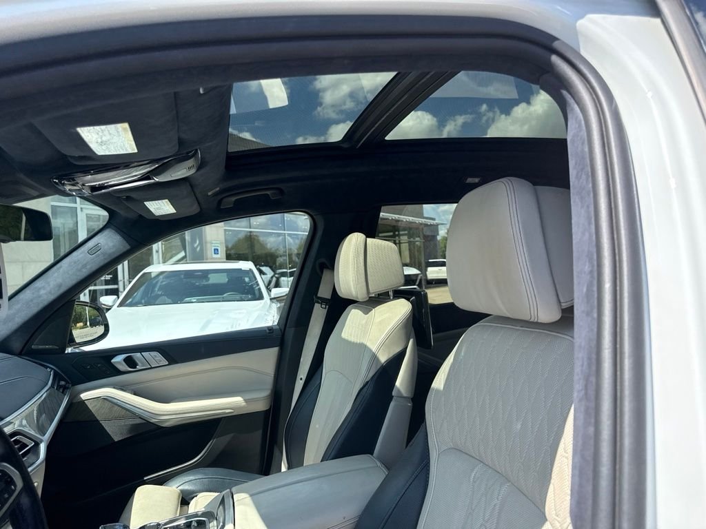 Used 2019 White BMW xDrive50i image 13