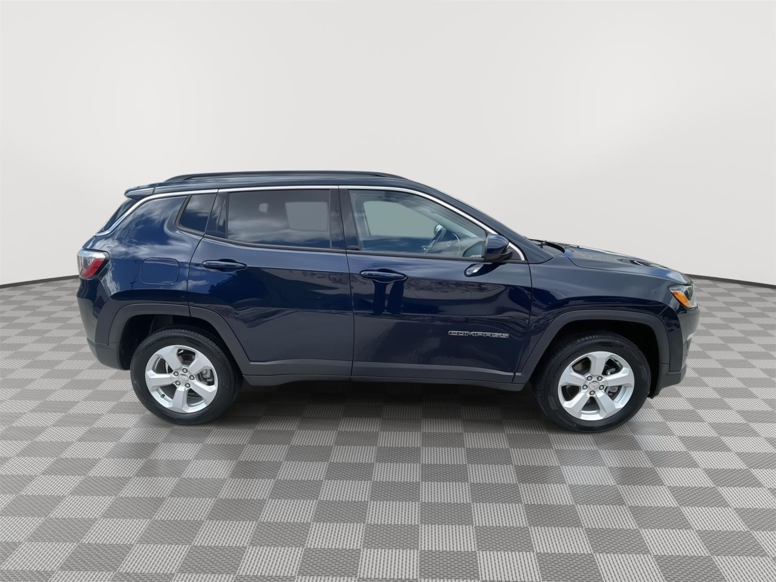 Used 2018 Jazz Blue Pearlcoat Jeep Latitude image 15