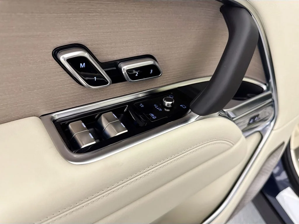 New 2026 Varesine Blue Land Rover Autobiography image 18