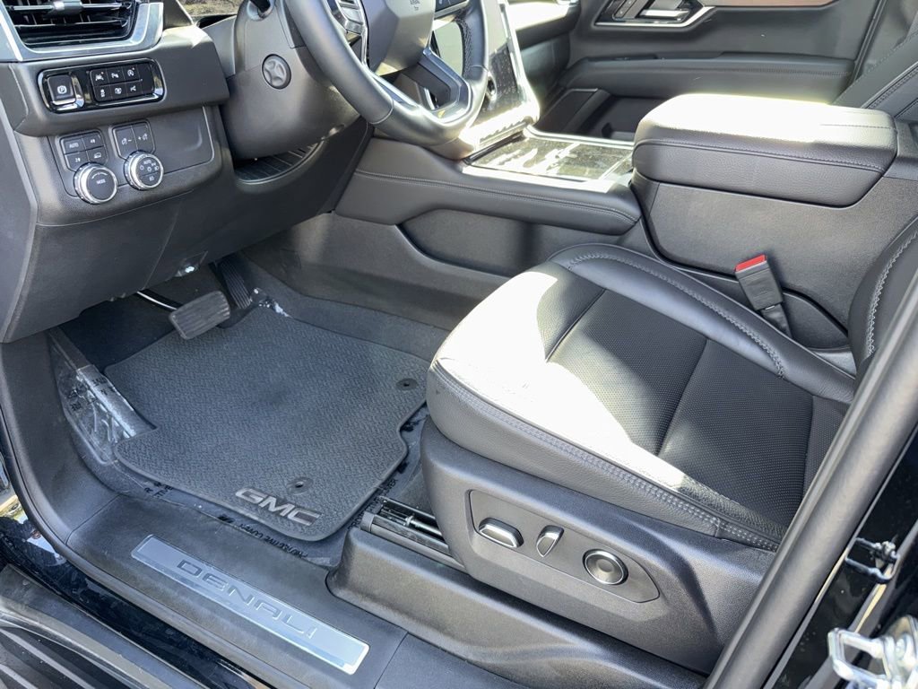 2025 GMC Yukon Denali - Photo 18