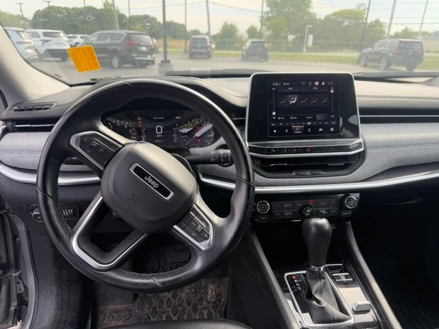 Certified Used 2022 Silver Jeep Latitude image 10